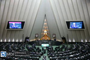 حاشیه های نخستین جلسه علنی مجلس یازدهم/ از رد شدن منتخبان از تونل ضدعفونی کننده تا حضور هیات رییسه سنی با لباس کردی 