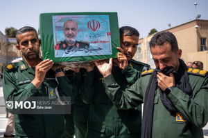 احترام نظامی پاسداران به پیکر سردار شهید حسین سلامی+فیلم