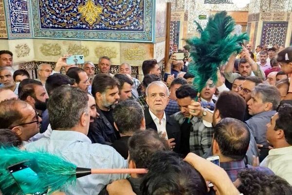 زیارت رئیس‌جمهور از حرم مطهر امام هشتم در بازگشت از سفر خارجی