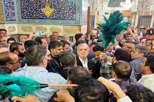 زیارت رئیس‌جمهور از حرم مطهر امام هشتم در بازگشت از سفر خارجی