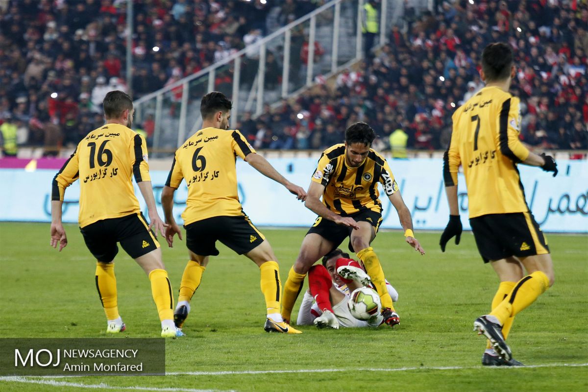 دیدار تیم های فوتبال پرسپولیس و سپاهان اصفهان