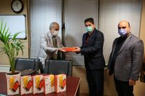 اهداء تعدادی تبلت به دانش‌آموزان بی‌بضاعت توسط بانک توسعه تعاون