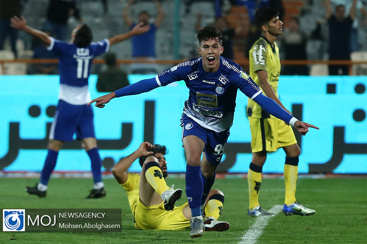 دیدار تیم های فوتبال استقلال و فجر شهید سپاسی