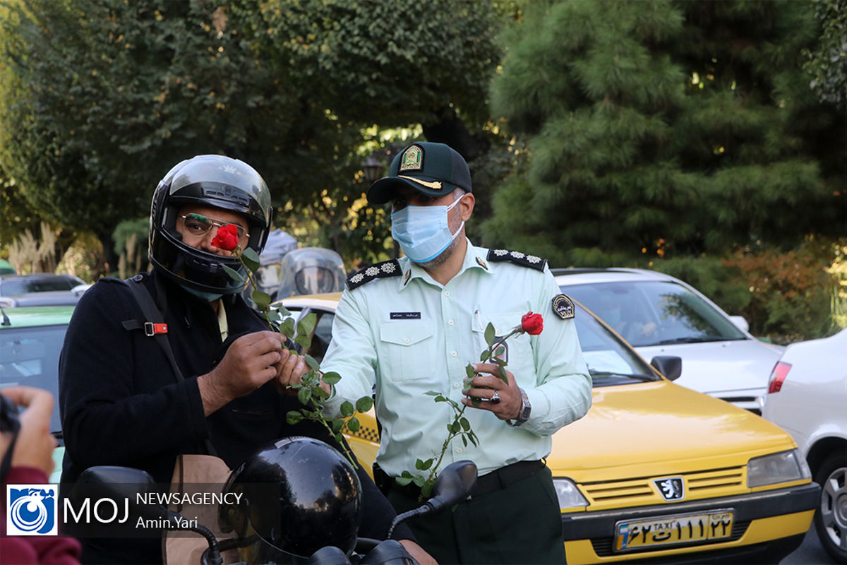 توزیع گل و ماسک در اولین روز از هفته ناجا در میادین اصلی پایتخت