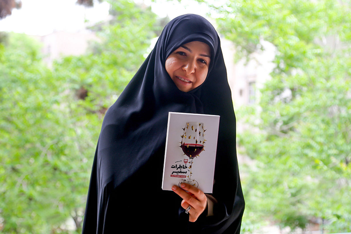 نیلوفر شادمهری