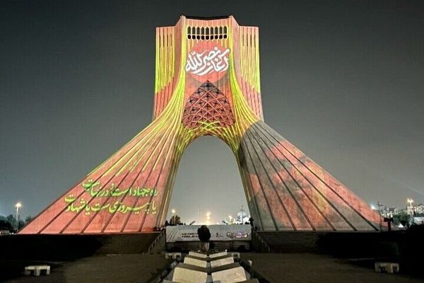 برج آزادی با طرح برج‌نگاره ویژه میلاد حضرت فاطمه(س) نورپردازی می‌شود