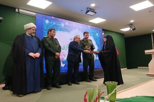 خادمان نمایشگاه «در لباس سربازی» در ساری تجلیل شدند