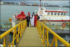 مسافران شناور دچار حریق در سلامت به سر می برند