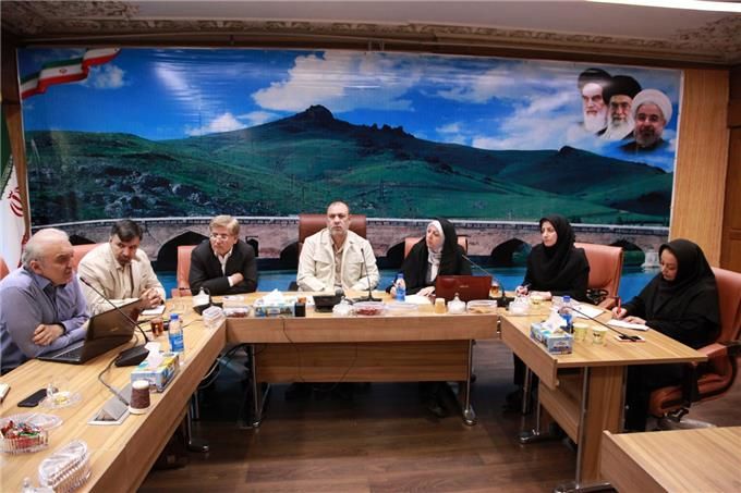 زنان جامعه باید مطالبهگر باشند