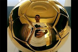 تبریک نیمار به مسی بابت کسب توپ طلا