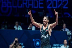 مدال طلایی بر گردن عموزاد/ ستاره نوظهور کشتی ایران
