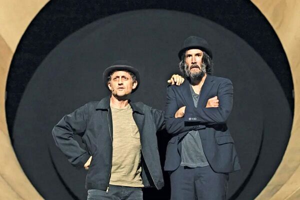 کیانو ریوز و الکس وینتر؛ عامل محبوبیت جدیدترین اجرای «در انتظار گودو»