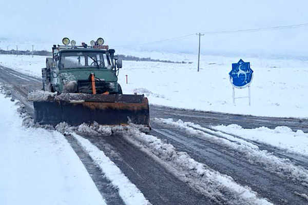 تداوم بارش برف و باران و انسداد برخی از محورهای مواصلاتی کشور