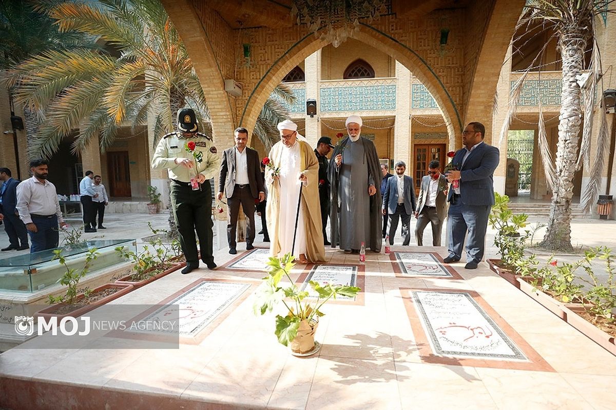 غبارروبی مزار شهدای گمنام کیش