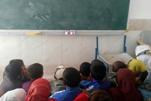 فوتبال دیدن دانش آموزان یک مدرسه روستایی دور افتاده 