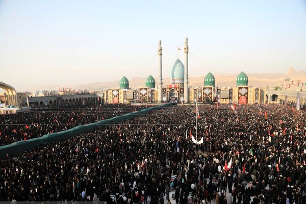 اقامه نماز بر پیکرهای مطهر رهبر شهید و خانواده ایشان به امامت آیت‌الله جوادی آملی