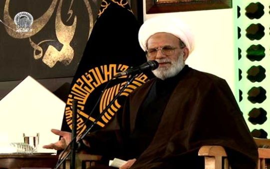 هرگز نباید به لبخندها و وعدههای دشمنان خوش بین بود