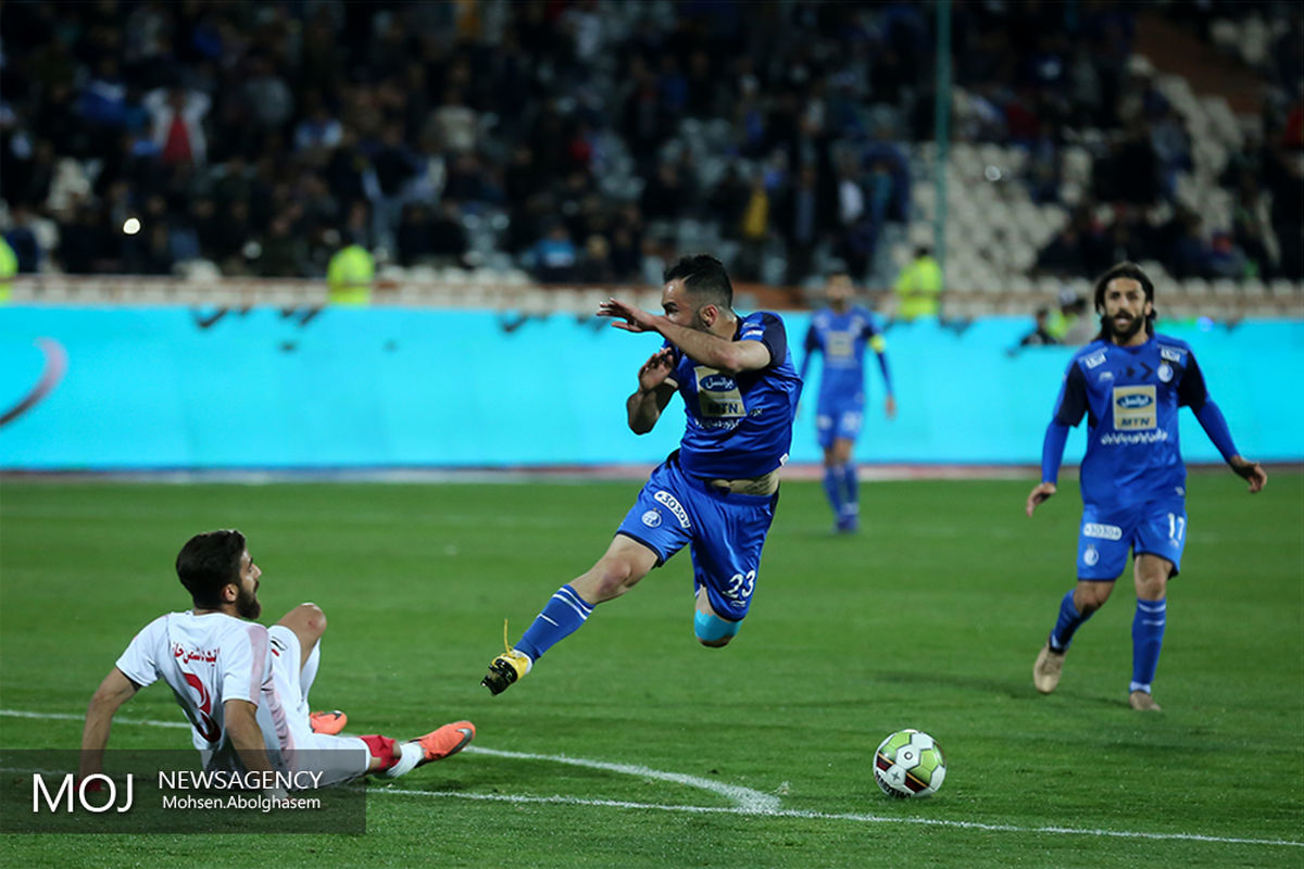 دیدار تیم های فوتبال استقلال تهران و نساجی مازندران