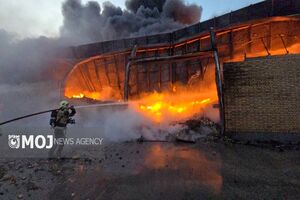 آتش‌سوزی گسترده در کارخانه تولید کفش در جاده خاوران/  ۵ ایستگاه آتش‌نشانی اعزام شدند + فیلم و تصاویر