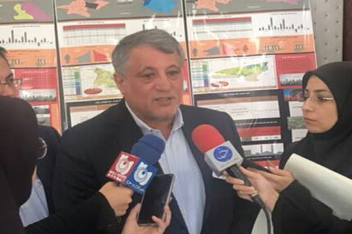 محسن هاشمی در جمع خبرنگاران با لوگوی موج