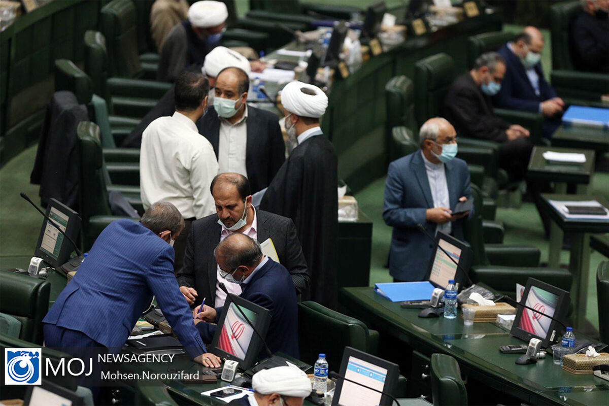 صحن علنی مجلس شورای اسلامی با حضور فرمانده کل ارتش
