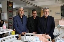 وزیر بهداشت از مجروحان تجاوز صهیونیست‌ها در یکی از بیمارستان های قم، عیادت کرد
