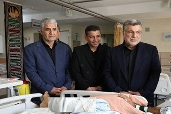 وزیر بهداشت از مجروحان تجاوز صهیونیست‌ها در یکی از بیمارستان های قم، عیادت کرد