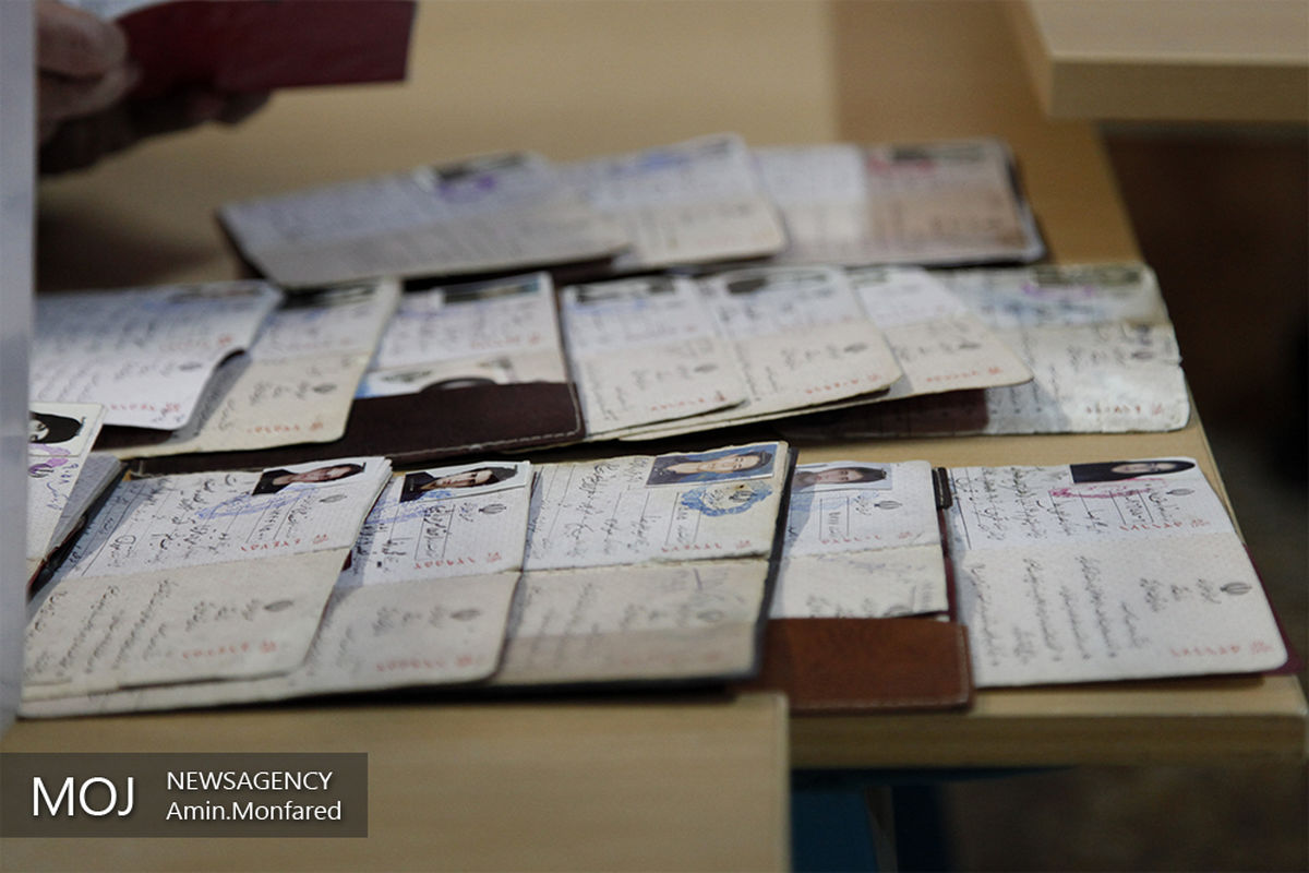 حضور مردم در دبستان دخترانه راهیان حضرت زهرا خیابان آفریقا