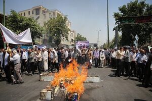 حضور مردم در مسیرهای راهپیمایی روز قدس پیش از آغاز رسمی مراسم