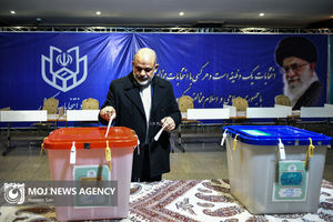 وزیر کشور رأی خود را به صندوق انداخت