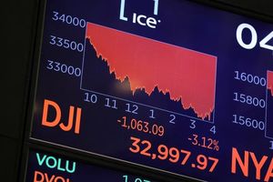  وال‌استریت پس از کاهش رتبه اعتباری آمریکا سقوط کرد