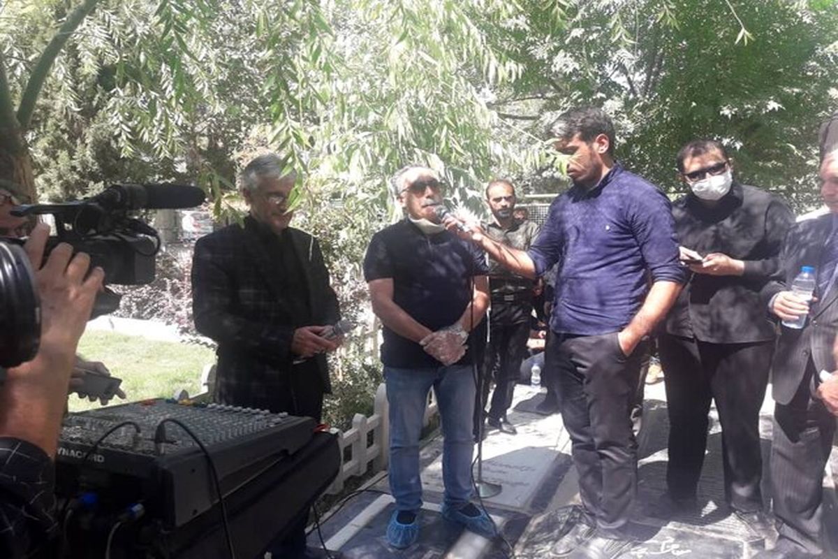 فرهاد توحیدی در مراسم تشییع و دفن پیکر مسعود مهرابی