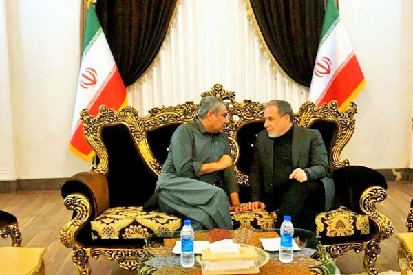 عراقچی با وزیر کشور پاکستان در فرودگاه مشهد گفتگو کرد