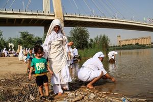 مراسم عید پاک توسط صابئین مندایی در رودخانه کارون اجرا شد  