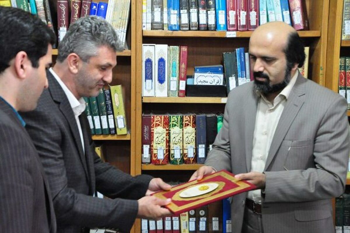 معرفی -رئیس کتابخانه رودسر