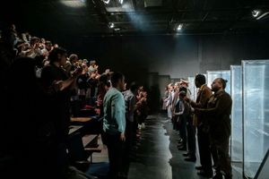 حس حضور آتیلا پسیانی در نمایش «همکارها»