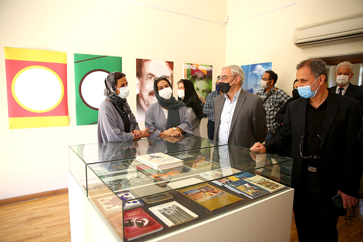 نمایشگاه پوستر ساده رنگی