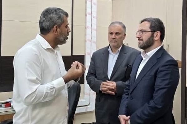 بازدید سرزده مدیرعامل بانک کشاورزی از شعبه جاسک / تأکید متقی‌نیا بر تسریع خدمت‌رسانی به مردم 