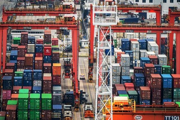 تبدیل واردکنندگان کالاهای اساسی به فروشنده نفت چه پیامدهایی برای کشور دارد؟