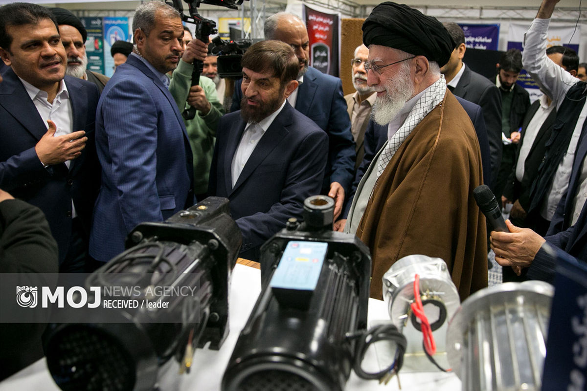 بازدید رهبر انقلاب از نمایشگاه دستاوردها و توانمندی‌های بخش خصوصی