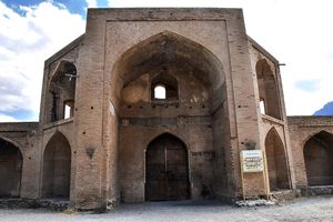 سردر کاروان‌سرای تاریخی بازار نطنز براثر زلزله فروریخت + فیلم