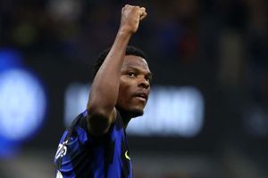 بارسلونا به دنبال جذب دنزل دومفریس است/ قاتل هلندی آبی‌اناری‌ها در لیگ قهرمانان