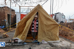 آموزش زندگی در کمپ و شرایط اضطراری به مردم زلزله زده خوی/ توزیع 200 دستگاه خاموش کننده