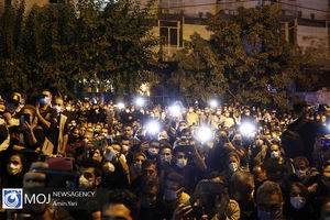 تجمع دوستداران شجریان در اطراف بیمارستان جم