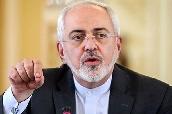 کسی که در حال غرق شدن است به هر علفی چنگ می زند