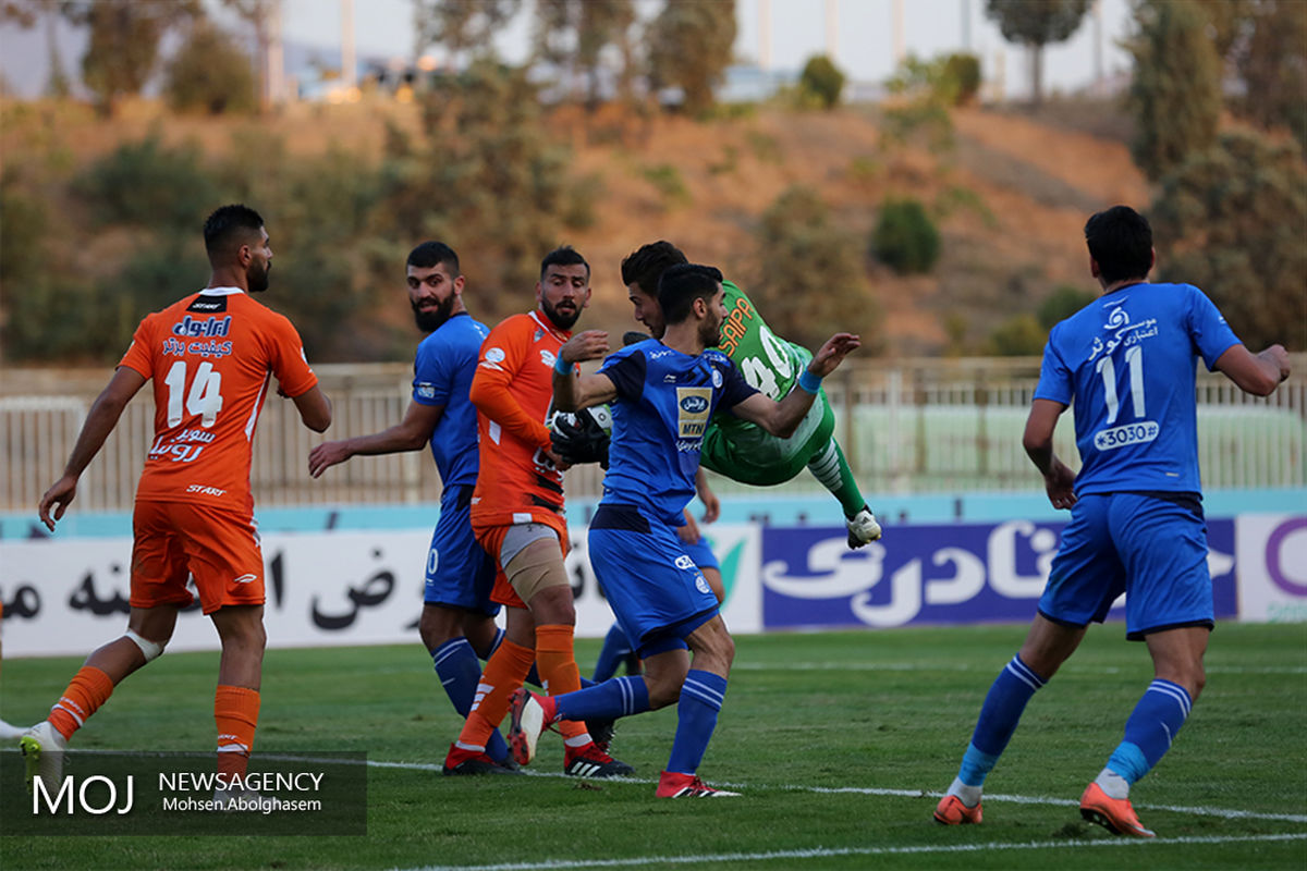 دیدار تیم های فوتبال سایپا و استقلال تهران