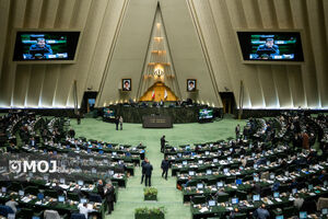 طنین انداز شدن شعار مرگ بر آمریکا و مرگ بر صهیونیست در صحن علنی مجلس شورای اسلامی + فیلم