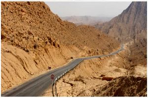 بهسازی و روکش آسفالت گردنه شهر پیر شهرستان زرین دشت
