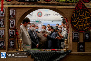 بازدید وزیر فرهنگ از نمایشگاه چهل سالگی دفاع مقدس
