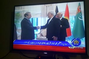 گفت‌وگوی ظریف و نوازشریف در حاشیه ضیافت ناهار سران اکو در اسلام‌آباد